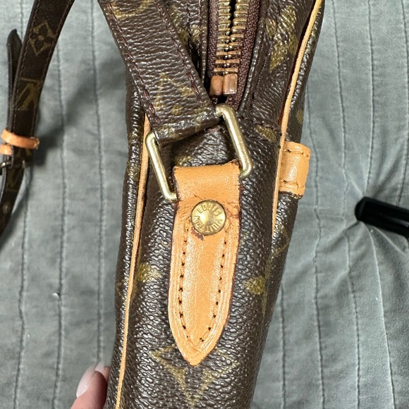 🐿️LOUIS VUITTON MONOGRAM DANUBE CROSSBODY BAG🐿️ - Picture 4 of 15